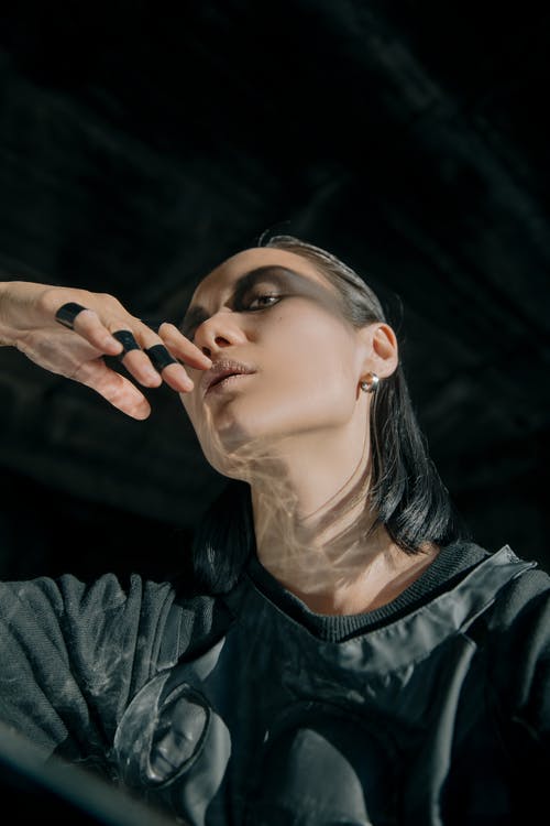 灰色外套与银耳环的女人 · 免费素材图片