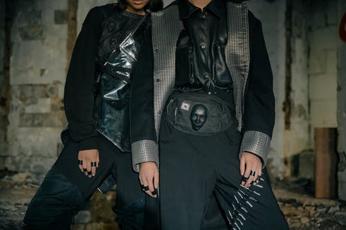 黑色皮夹克和黑色的裤子，拿着黑色皮包的男人 · 免费素材图片