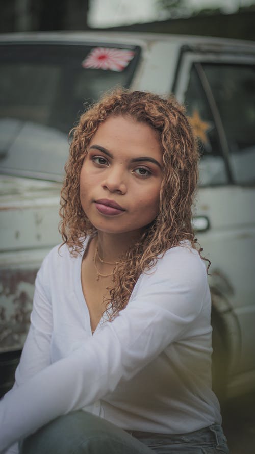 有关严肃, 垂直拍摄, 女人的免费素材图片