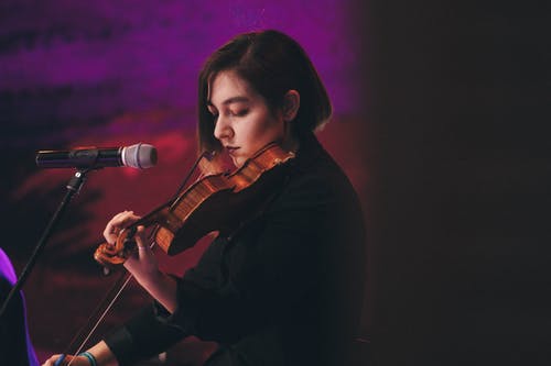 有关女人, 小提琴, 小提琴弓的免费素材图片