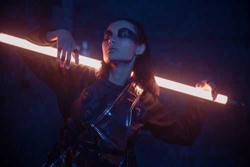 黑色皮夹克的女人 · 免费素材图片