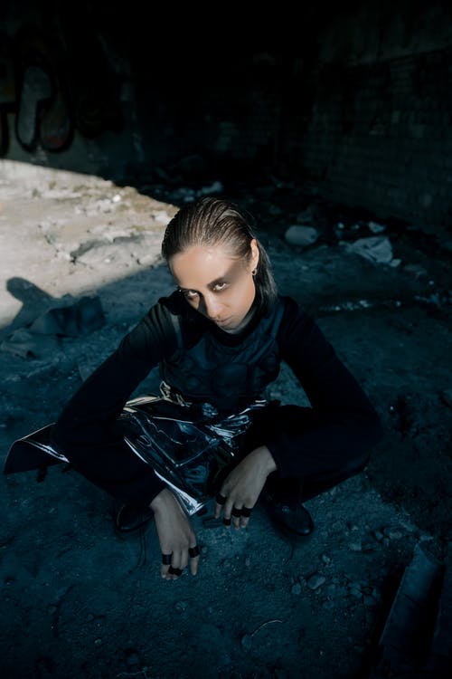 黑色和绿色的长袖衬衫，坐在黑色的椅子上的男孩 · 免费素材图片