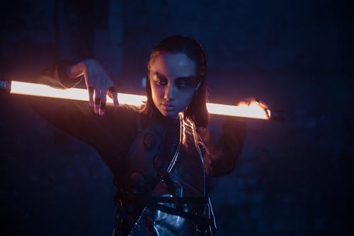 黑色皮夹克着火的女人 · 免费素材图片