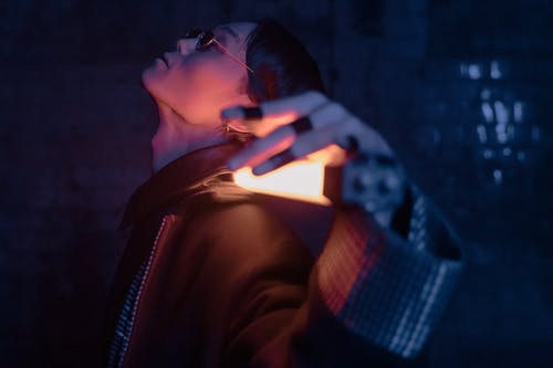 拿着白色智能手机的黑夹克的女人 · 免费素材图片