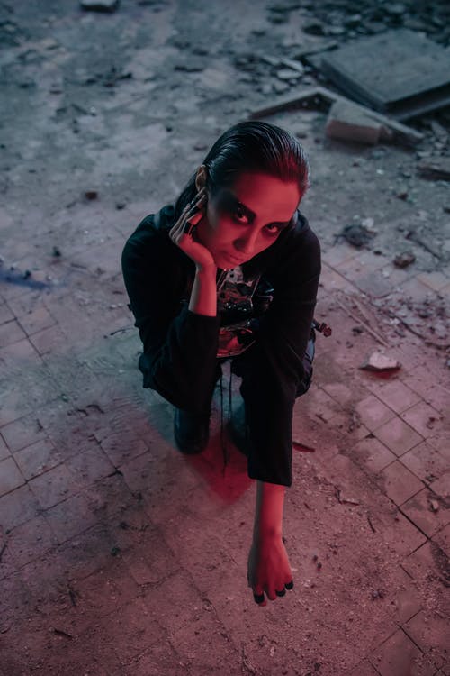 黑色皮夹克和黑色的裤子，站在棕色的水泥地板上的女孩 · 免费素材图片