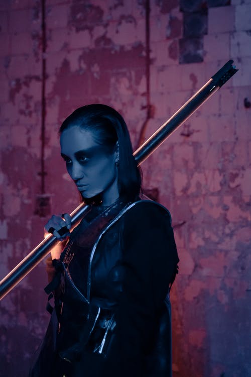 黑色的长袖衬衫，拉小提琴的女人 · 免费素材图片