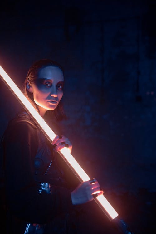 黑色的长袖衬衫，拿着光的女人 · 免费素材图片