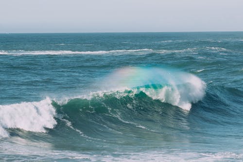 波涛汹涌的海面，白天有快速的水流 · 免费素材图片