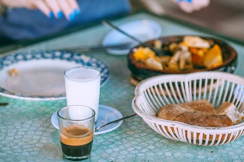 美味的食物，咖啡和牛奶在眼镜 · 免费素材图片