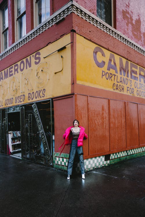 书店的角落附近的时尚亚洲女人 · 免费素材图片