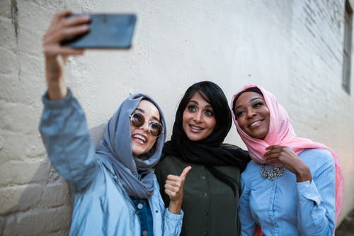 3名戴着头巾的妇女采取自拍照 · 免费素材图片