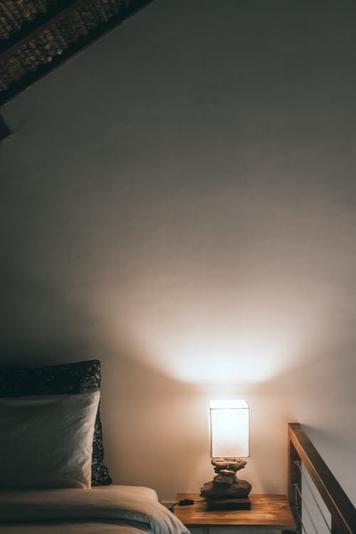 在舒适的卧室的床头柜上的灯 · 免费素材图片