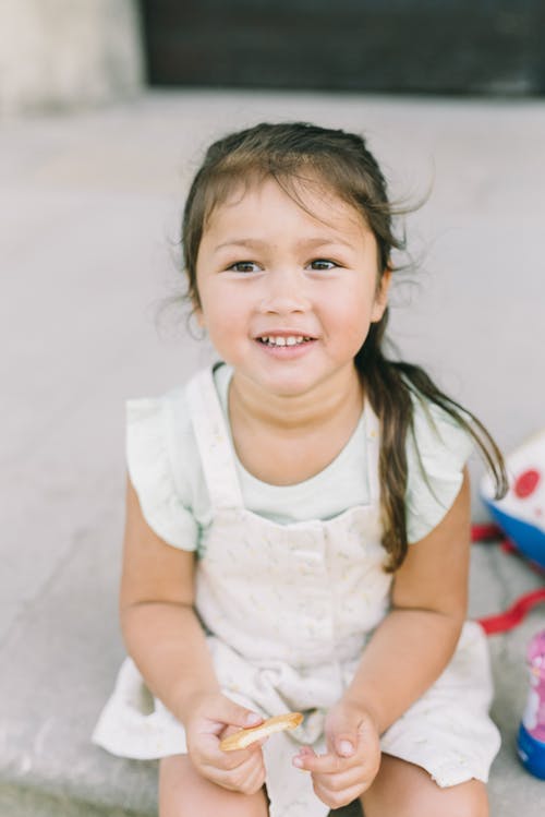 白衬衫微笑的女孩 · 免费素材图片