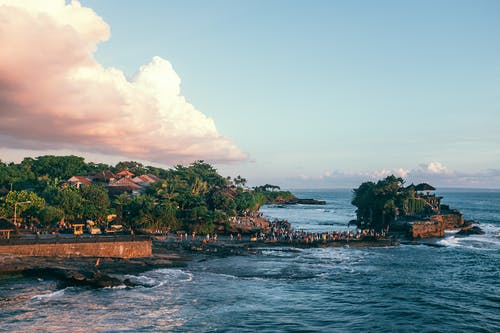 岩石海岸的旅行者在海上度假胜地 · 免费素材图片