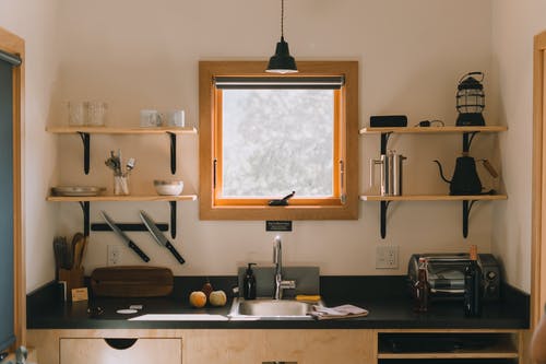当代厨房内部与水槽在房子上方的餐具 · 免费素材图片