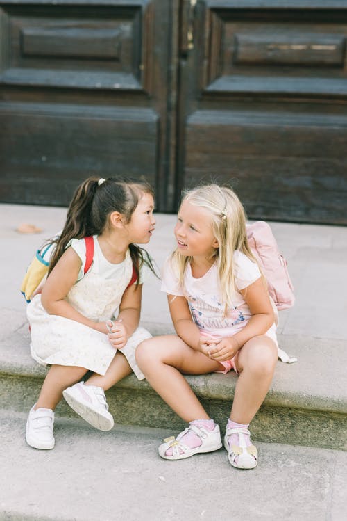 2个女孩坐在混凝土长凳上 · 免费素材图片