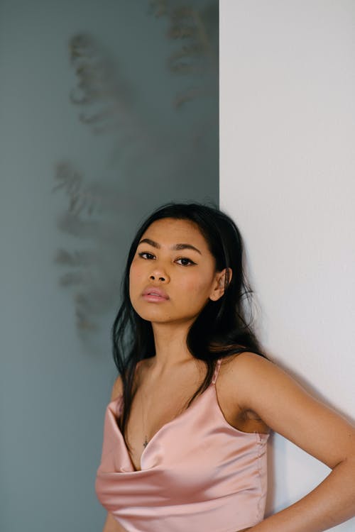 优雅的亚裔女子和壁附近的化妆 · 免费素材图片