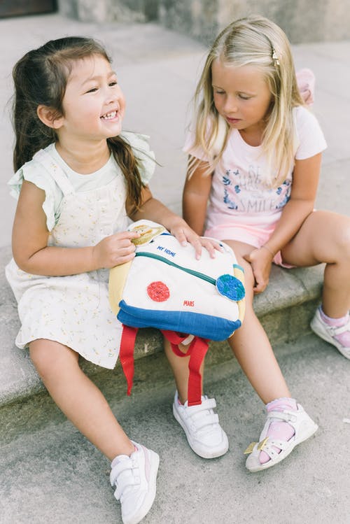 2个女孩坐在混凝土长凳上 · 免费素材图片