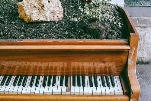 在城市的街道上的旧木制钢琴 · 免费素材图片