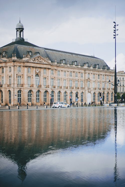 宫殿与池塘的外观 · 免费素材图片