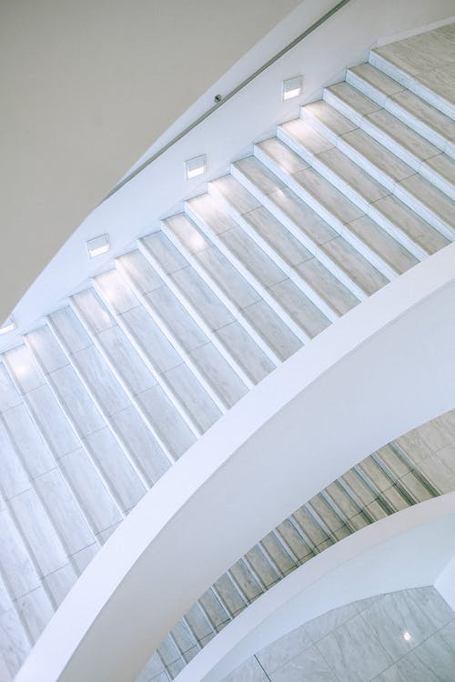 现代白色楼梯与照明 · 免费素材图片