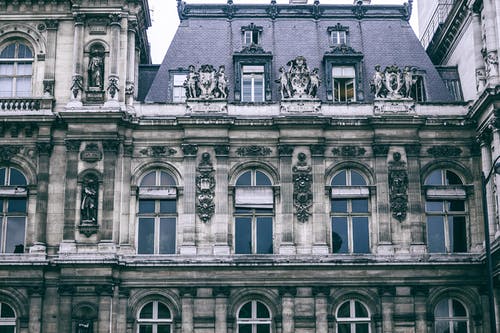 典型的经典法国建筑与雕塑的立面 · 免费素材图片
