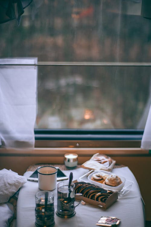在火车的窗口附近桌上的美味甜卷 · 免费素材图片