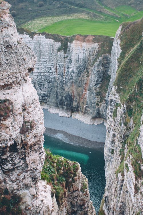 蔚蓝的大海上的岩石峭壁 · 免费素材图片