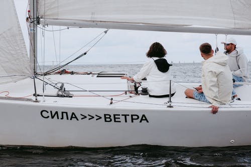 男人和女人在海上的白船 · 免费素材图片