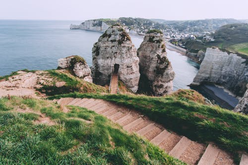 从悬崖通往大海的楼梯 · 免费素材图片