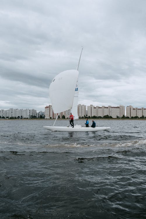 人们骑着白船在海上 · 免费素材图片