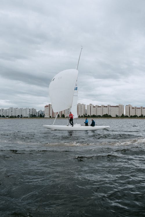 人们骑着白船在海上 · 免费素材图片