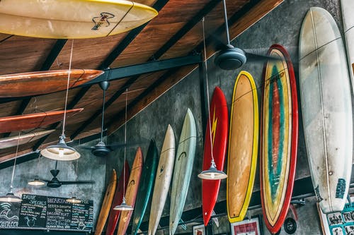 墙上和天花板上的老化冲浪板的集合 · 免费素材图片