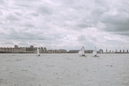 白色帆船在海上 · 免费素材图片