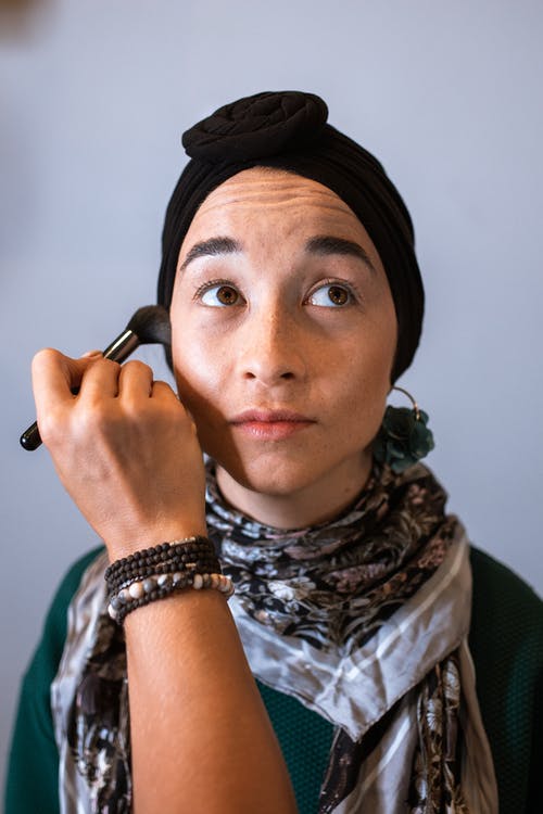 绿色和白色围巾的女人 · 免费素材图片