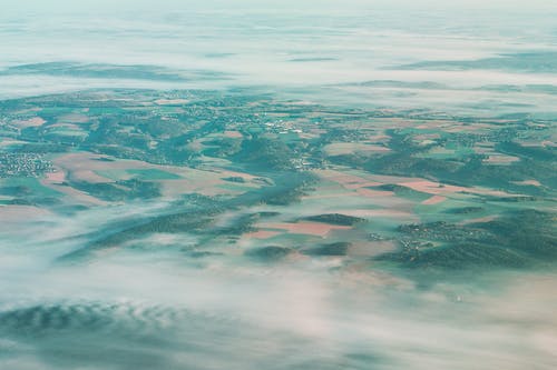 农业种植园如画的风景反对多云的天空在乡下 · 免费素材图片
