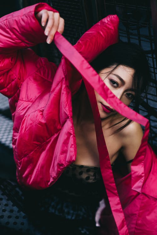 明亮的外套，在地板上的时尚亚洲女人 · 免费素材图片