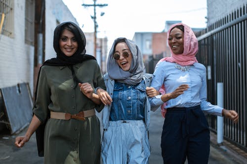 头巾走在大街上的快乐多种族妇女 · 免费素材图片
