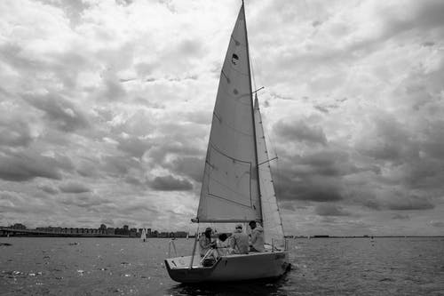 帆船在海边的灰度照片 · 免费素材图片