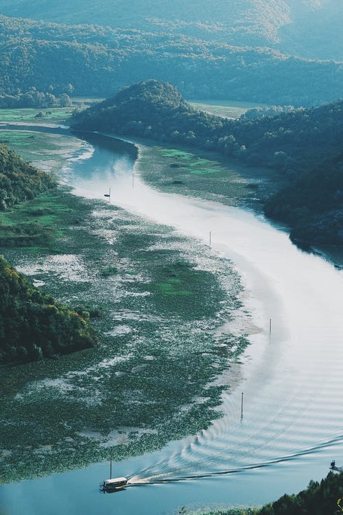 绿山之间的河谷 · 免费素材图片