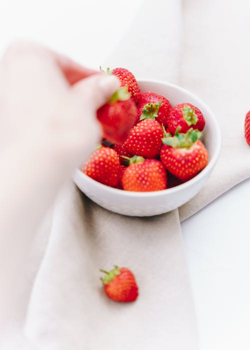 草莓在白色表面上的盘子 · 免费素材图片