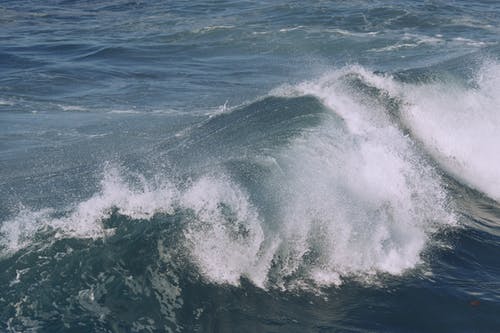 波涛汹涌的海洋，溅起泡沫的水流 · 免费素材图片