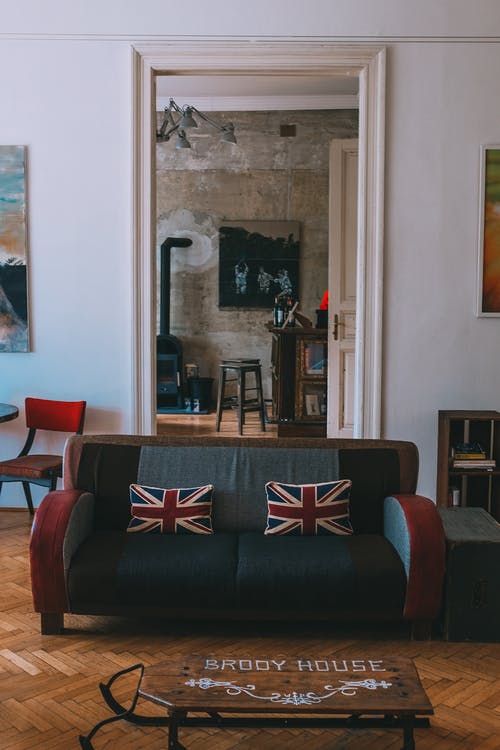 舒适的客厅，配有英国国旗垫子和老式木制家具的沙发 · 免费素材图片