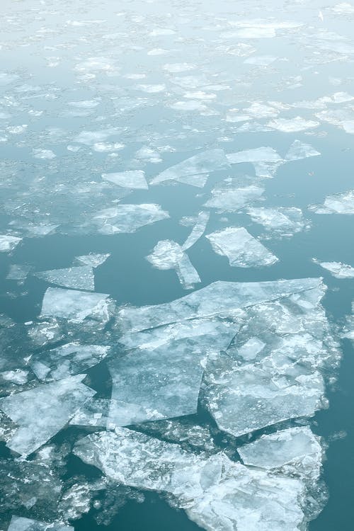 漂浮在海水中的大冰块 · 免费素材图片