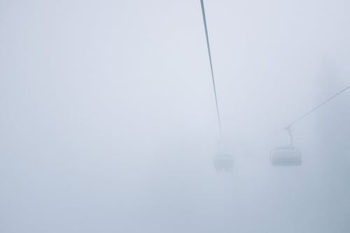 大雾天缆车上的汽车 · 免费素材图片