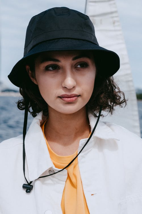 黑色软呢帽和白色圆领衬衫的女人 · 免费素材图片