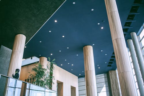 内部的现代商务中心与列和不寻常的多色天花板 · 免费素材图片