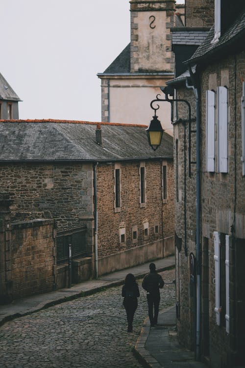 游客在旧城的人行道上行走 · 免费素材图片