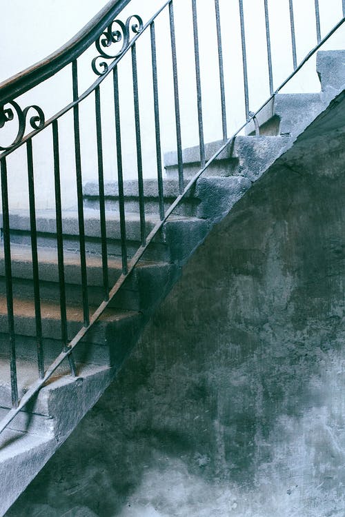 破旧的门廊带栏杆的楼梯 · 免费素材图片