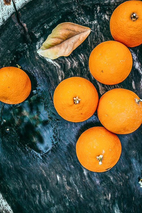 成熟的橘子和表面的叶子 · 免费素材图片